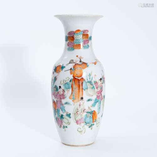 清代粉彩人物瓶 A famille rose vase with figures in Qing Dyna...