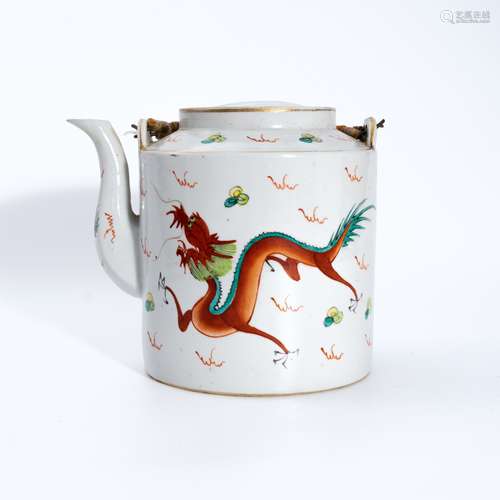 清代粉彩龙纹壶 A famille rose pot with a dragon pattern in Q...