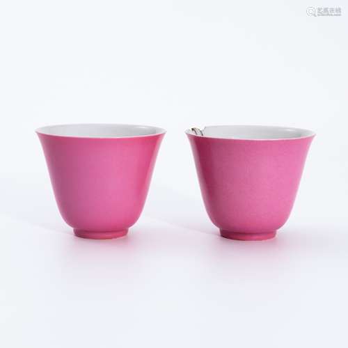 清代雍正胭脂水釉杯 A pair of carmine glaze cups in the Yongz...