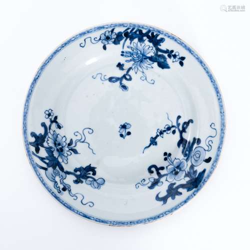 清代青花花卉盘 A underglaze blue plate with a floral pattern...