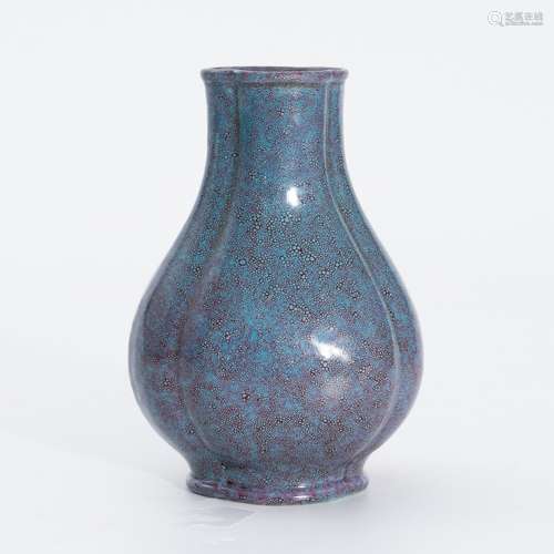 清代炉均釉海棠瓶 A Lujun glaze begonia shaped vase in Qing D...