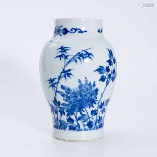 明代崇祯青花花鸟罐 A underglaze blue jar with a flower and b...