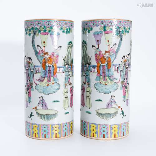 民国粉彩人物帽筒 A pair of famille rose hat holders with fig...