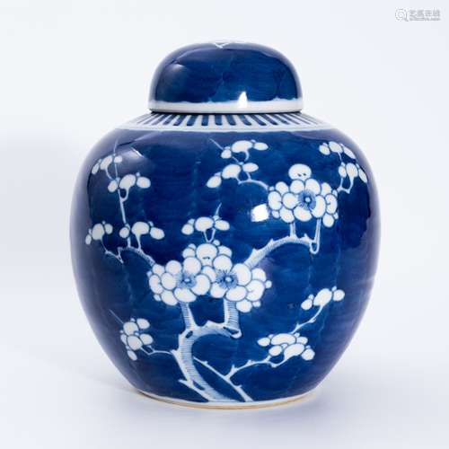 清代青花花卉盖罐 A underglaze blue jar with a floral pattern...