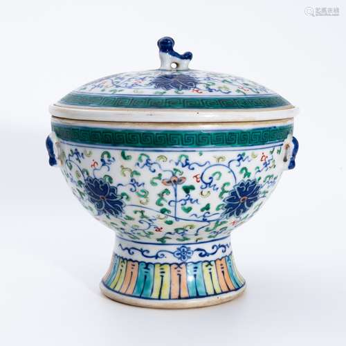 清代斗彩花卉锅 A contrasting colorpot with a floral pattern ...