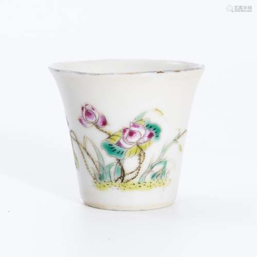 民国粉彩花卉杯 A famille rose cup with a floral pattern in t...