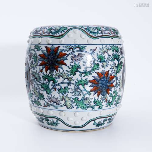 清代斗彩墩 A contrasting color stool in Qing Dynasty