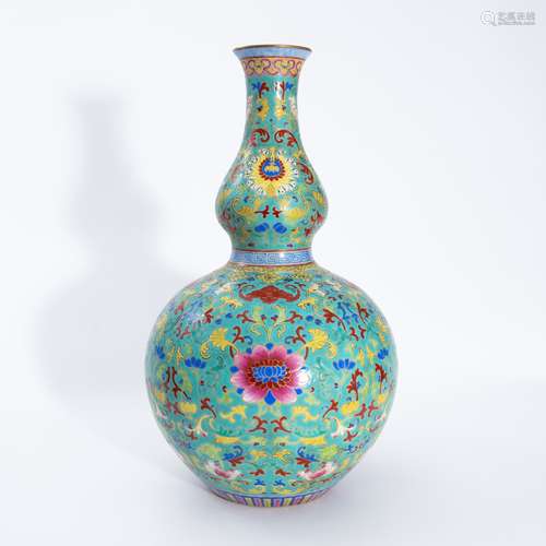 民国粉彩葫芦瓶 A famille rose gourd-shaped vase in the Repub...