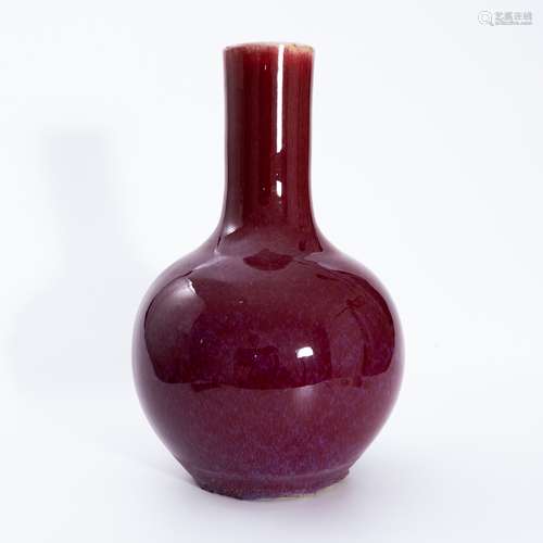 清代红釉瓶 A red glaze vase in Qing Dynasty