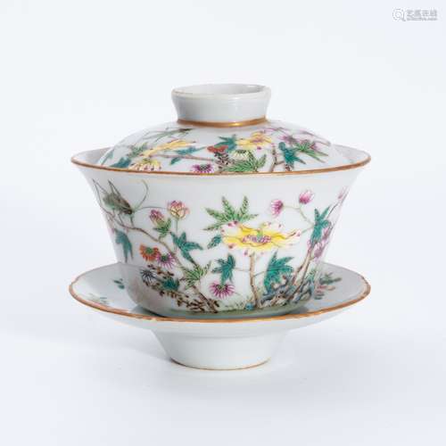 民国粉彩花卉盖碗 A famille rose cup with a floral pattern in...