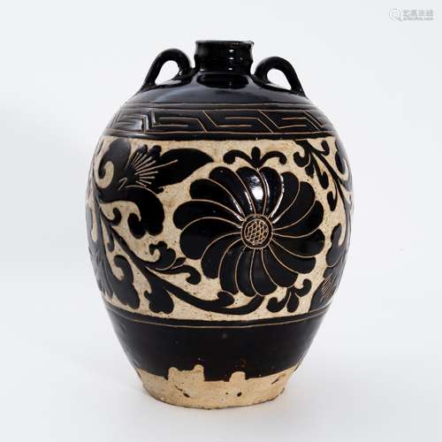 元代磁州窑黑釉剔花双系瓶 A black glaze vase with a carved pa...