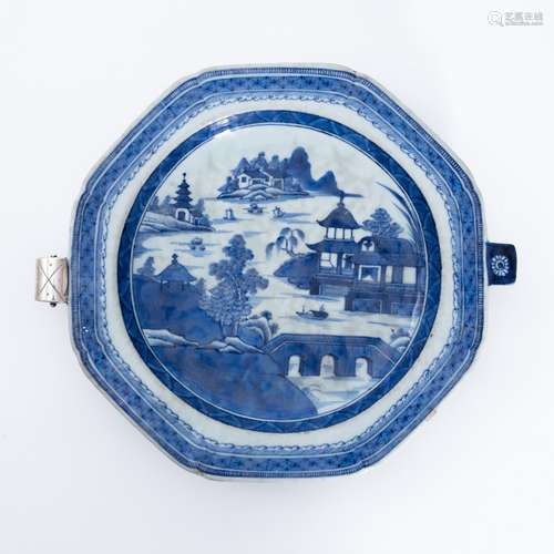 清代青花山水盘 A underglaze blue plate with a landscape patt...