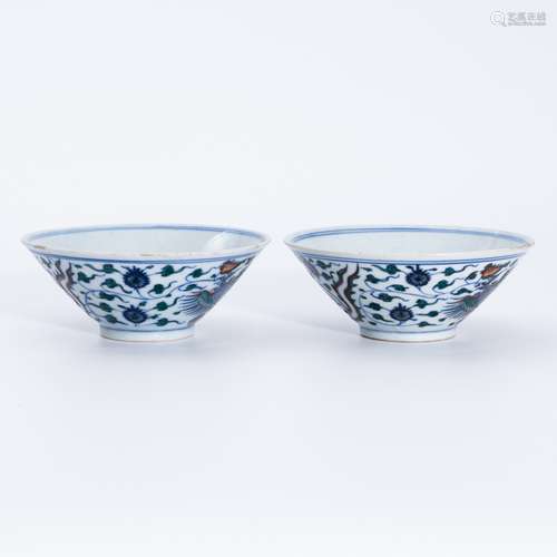 清代斗彩凤纹杯 A pair of contrasting color cups with a phoen...