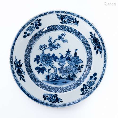 清代青花花卉盘 A underglaze blue plate with a floral pattern...