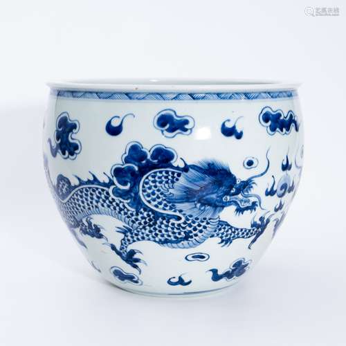 清代青花龙纹案缸 A underglaze blue jar with a dragon pattern...