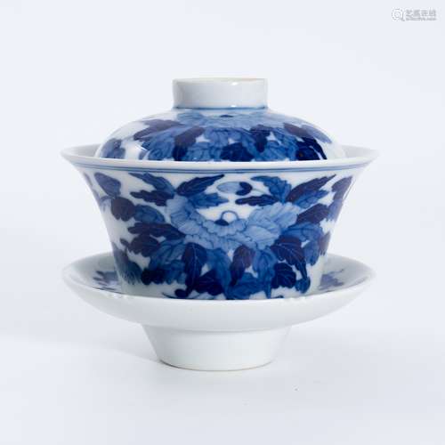 民国青花花卉盖碗 A underglaze blue cup with a floral pattern...