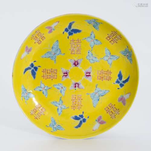 清代同治粉彩盘 A famille rose plate in the Tongzhi period of...