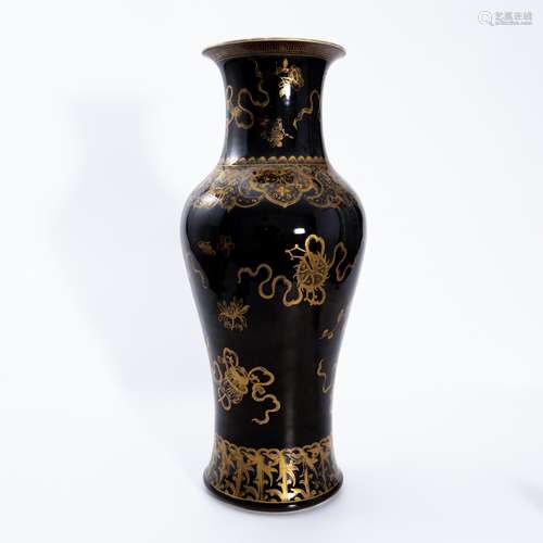 清代黑釉描金瓶 A black glaze vase with painted gold in Qing ...