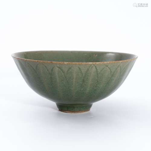 元代龙泉窑莲瓣碗 A lotus petal shape bowl from Longquan ware...