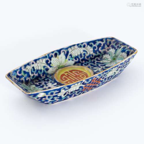 清代粉彩船形洗 A famille rose boat shaped water container in...