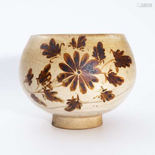 宋代磁州窑花卉钵 A bowl with a floral pattern from Cizhou wa...