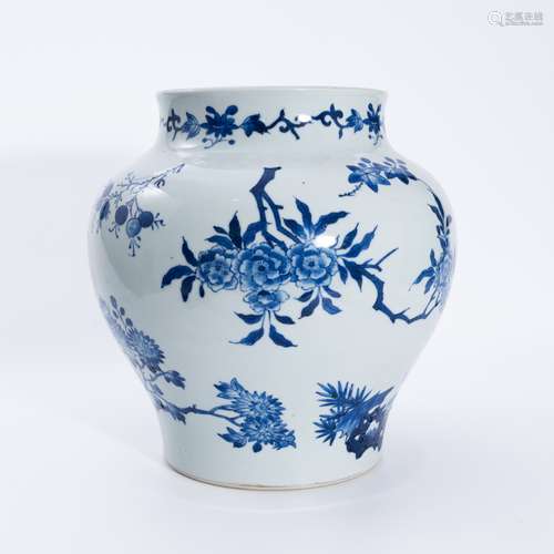 清代青花花卉罐 A underglaze blue jar with a floral pattern i...