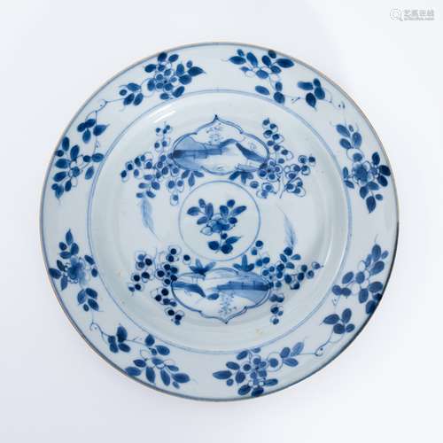 清代青花花卉盘 A underglaze blue plate with a floral pattern...