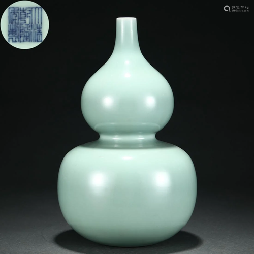 A Chinese Celadon Glaze Double Gourds Vase Qing Dyn.