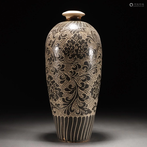 A Chinese Incised Cizhou-type Vase Meiping Song Dyn.