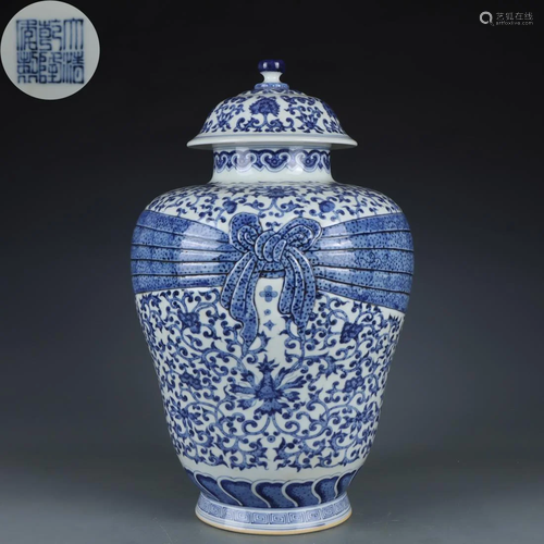 A Chinese Blue and White Ribbon Vase with Cover Qing Dyn.