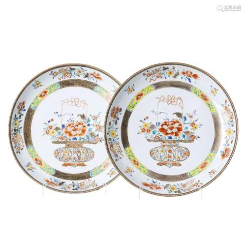 Pair of large Chinese porcelain 'vase with flowers' plates, ...