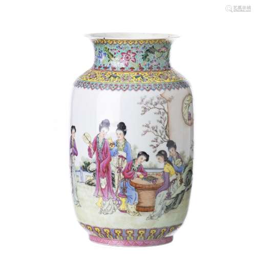 Vase with figures in porcelain from China, Republic