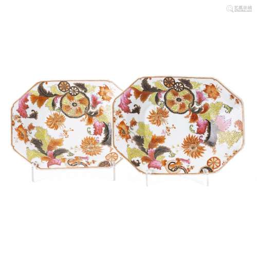 Pair of Chinese export porcelain 'tea leaf' trays