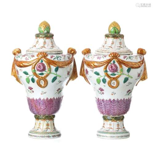 Important Pair of Famille Rose Chinese Export Porcelain Cove...