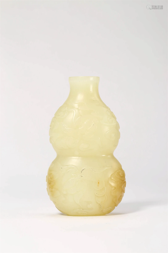 Carved White Jade Double-Gourd-Shape Snuff Bottle