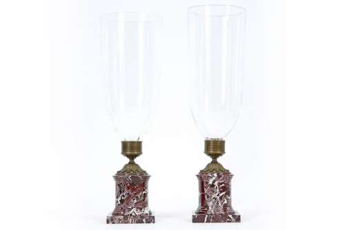 Paar antieke windlichten met glazen stolp gevat in brons en ...