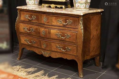 'Antieke' buikcommode in marqueterie met drie laden en een m...