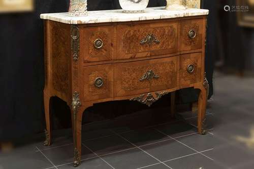 'Antieke', allicht Franse, commode van ca 1900 in marqueteri...