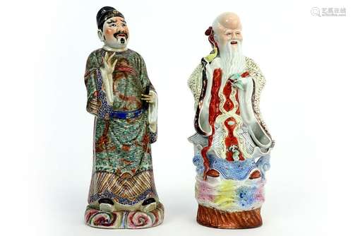 Lot van twee antieke Chinese sculpturen in porselein met een...