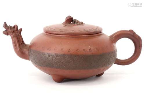 Chinese Yixing theepot in gemerkt aardewerk met een teut met...