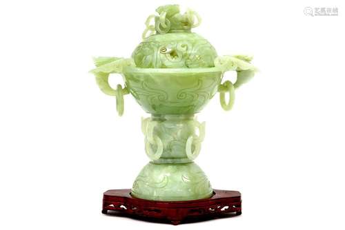 Chinese gedekselde brüle-parfum in jade  -  hoogte : 32,5 cm...