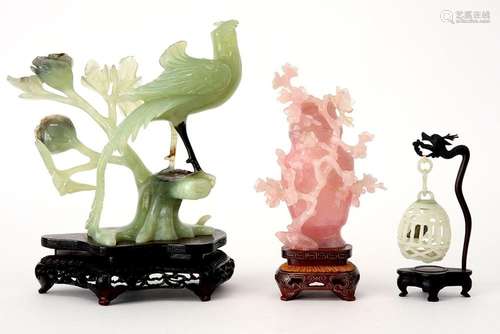 Drie Chinese sculpturen, twee in jade (waaronder een kleine ...