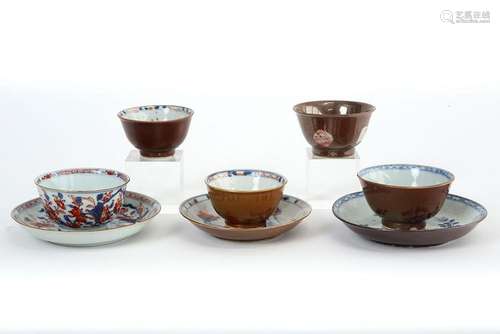 Lot (8) achttiende eeuws Chinees porselein met Imari-decor :...