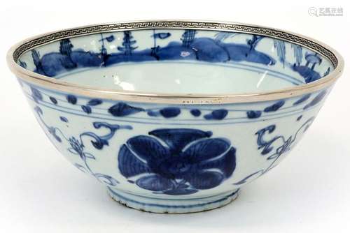 Achttiende eeuwse Chinese bowl in porselein met blauwwit dec...