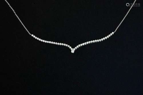 Elegant collier in witgoud (18 karaat) met een sierstuk beze...