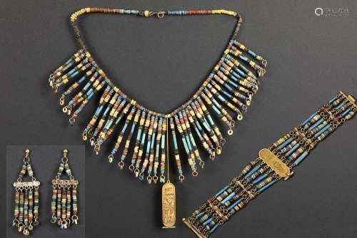 Set Egyptische juwelen met antieke kralen in gekleurde faien...