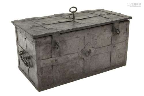Zeventiende/achttiende eeuwse ijzeren kist met een mooi slot...