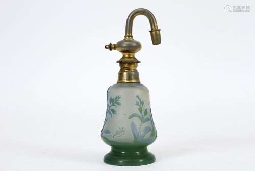 GALLÉ Art Nouveau-parfumverstuiver in cameo-glaspasta met ee...