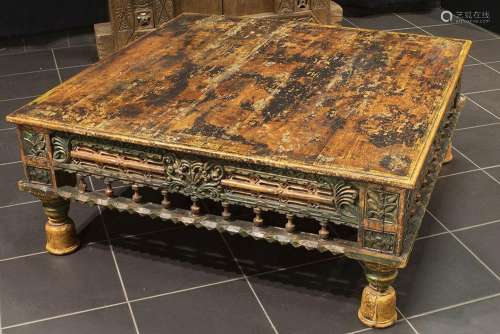 Antieke Noord-Indische tafel in gepolychromeerd hout met typ...