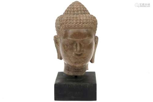 Cambodjaanse sculptuur in steen : "Manshoofd"  -  ...
